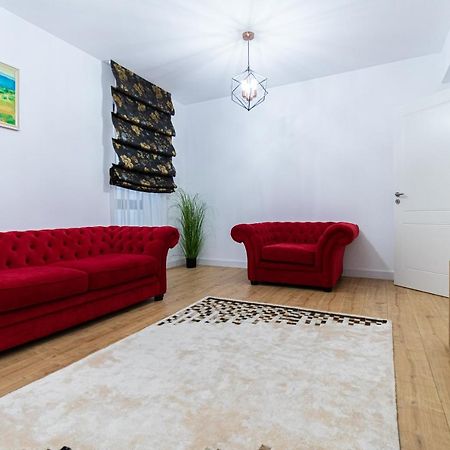 Lighthouse Central Apt With Unique Views Of The Fortress, Free Parking, 5 Min By Car From The Old Town Apartment Брашов Екстериор снимка